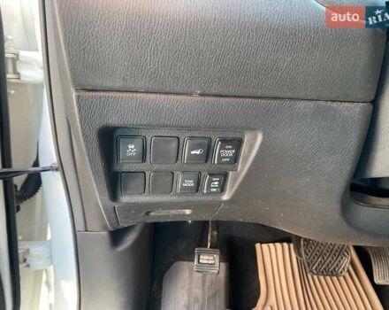 Белый Ниссан Патфайндер, объемом двигателя 2.5 л и пробегом 254 тыс. км за 13500 $, фото 12 на Automoto.ua