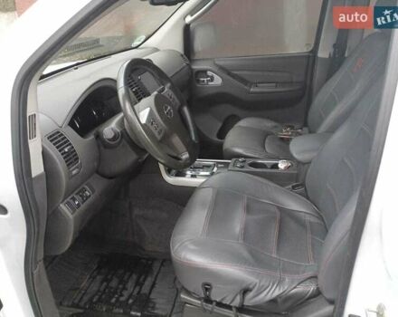 Білий Ніссан Патфайндер, об'ємом двигуна 3 л та пробігом 153 тис. км за 21000 $, фото 2 на Automoto.ua