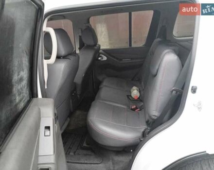 Білий Ніссан Патфайндер, об'ємом двигуна 3 л та пробігом 153 тис. км за 21000 $, фото 7 на Automoto.ua