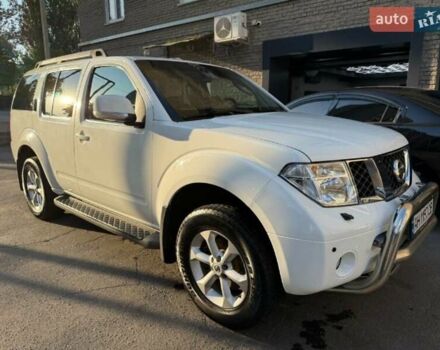Белый Ниссан Патфайндер, объемом двигателя 2.5 л и пробегом 375 тыс. км за 10000 $, фото 1 на Automoto.ua