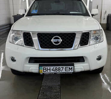 Білий Ніссан Патфайндер, об'ємом двигуна 2.5 л та пробігом 162 тис. км за 16000 $, фото 1 на Automoto.ua