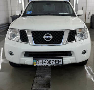 Белый Ниссан Патфайндер, объемом двигателя 2.5 л и пробегом 162 тыс. км за 16000 $, фото 1 на Automoto.ua