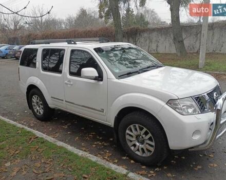 Белый Ниссан Патфайндер, объемом двигателя 3 л и пробегом 153 тыс. км за 21000 $, фото 1 на Automoto.ua