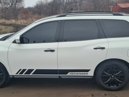 Белый Ниссан Патфайндер, объемом двигателя 3.5 л и пробегом 69 тыс. км за 17800 $, фото 1 на Automoto.ua