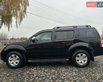 Чорний Ніссан Патфайндер, об'ємом двигуна 4 л та пробігом 300 тис. км за 9500 $, фото 2 на Automoto.ua