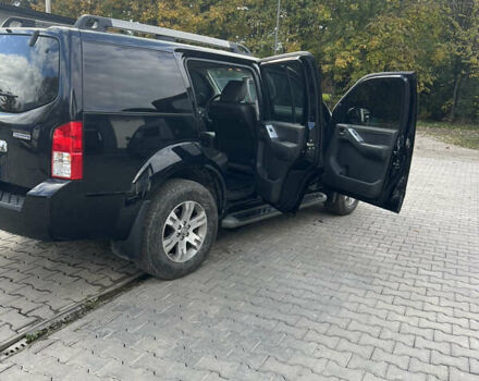 Чорний Ніссан Патфайндер, об'ємом двигуна 3.95 л та пробігом 131 тис. км за 20500 $, фото 3 на Automoto.ua