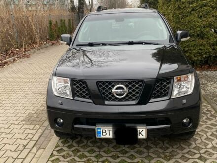 Чорний Ніссан Патфайндер, об'ємом двигуна 2.5 л та пробігом 310 тис. км за 10000 $, фото 1 на Automoto.ua