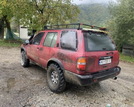 Красный Ниссан Патфайндер, объемом двигателя 3.3 л и пробегом 300 тыс. км за 4300 $, фото 2 на Automoto.ua