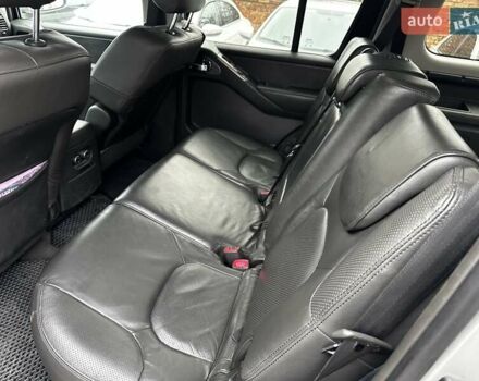 Сірий Ніссан Патфайндер, об'ємом двигуна 4 л та пробігом 270 тис. км за 9500 $, фото 6 на Automoto.ua