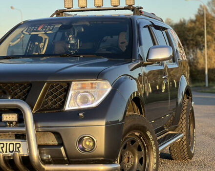 Серый Ниссан Патфайндер, объемом двигателя 2.5 л и пробегом 364 тыс. км за 12000 $, фото 1 на Automoto.ua