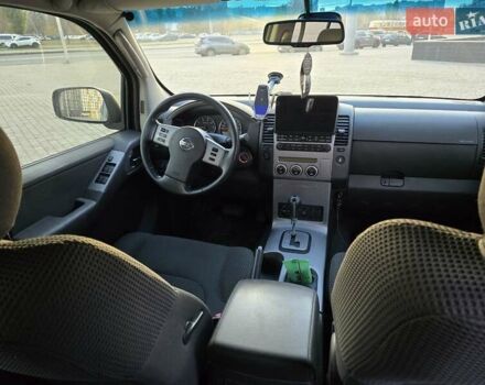 Серый Ниссан Патфайндер, объемом двигателя 2.49 л и пробегом 367 тыс. км за 12000 $, фото 3 на Automoto.ua