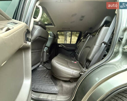 Серый Ниссан Патфайндер, объемом двигателя 4 л и пробегом 155 тыс. км за 12700 $, фото 47 на Automoto.ua