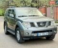 Сірий Ніссан Патфайндер, об'ємом двигуна 4 л та пробігом 245 тис. км за 8250 $, фото 1 на Automoto.ua
