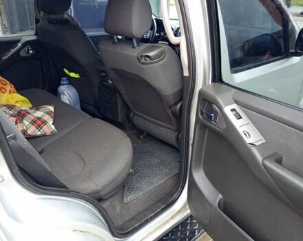 Сірий Ніссан Патфайндер, об'ємом двигуна 2.5 л та пробігом 255 тис. км за 10000 $, фото 4 на Automoto.ua