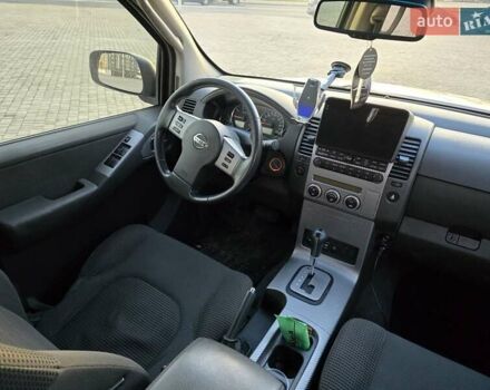 Серый Ниссан Патфайндер, объемом двигателя 2.49 л и пробегом 367 тыс. км за 12000 $, фото 2 на Automoto.ua