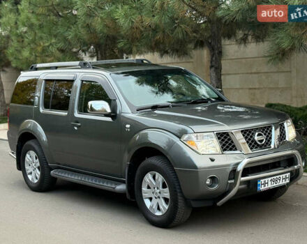 Серый Ниссан Патфайндер, объемом двигателя 4 л и пробегом 155 тыс. км за 12700 $, фото 3 на Automoto.ua