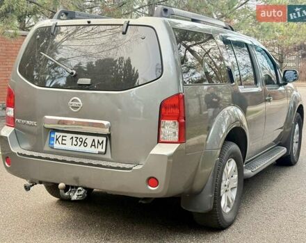 Сірий Ніссан Патфайндер, об'ємом двигуна 4 л та пробігом 245 тис. км за 8250 $, фото 7 на Automoto.ua
