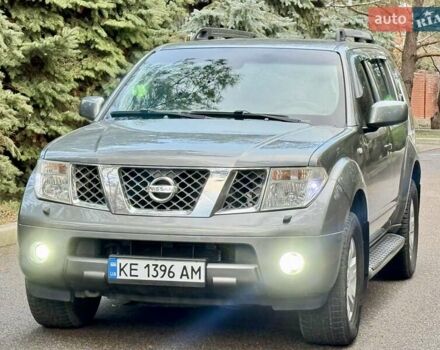 Сірий Ніссан Патфайндер, об'ємом двигуна 4 л та пробігом 245 тис. км за 8250 $, фото 2 на Automoto.ua