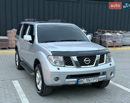 Сірий Ніссан Патфайндер, об'ємом двигуна 2.5 л та пробігом 244 тис. км за 10600 $, фото 2 на Automoto.ua
