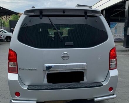 Сірий Ніссан Патфайндер, об'ємом двигуна 4 л та пробігом 220 тис. км за 10500 $, фото 4 на Automoto.ua