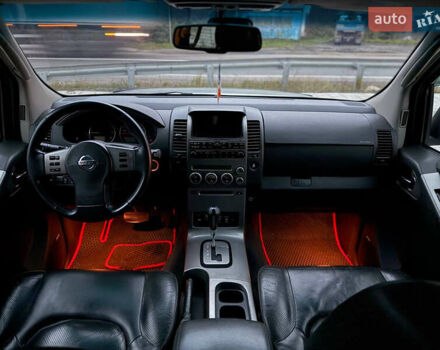 Сірий Ніссан Патфайндер, об'ємом двигуна 2.5 л та пробігом 244 тис. км за 10600 $, фото 10 на Automoto.ua