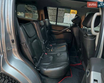 Сірий Ніссан Патфайндер, об'ємом двигуна 2.5 л та пробігом 244 тис. км за 10500 $, фото 12 на Automoto.ua