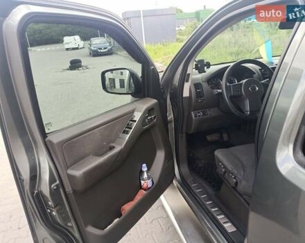 Серый Ниссан Патфайндер, объемом двигателя 2.49 л и пробегом 255 тыс. км за 11000 $, фото 3 на Automoto.ua