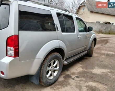 Серый Ниссан Патфайндер, объемом двигателя 2.5 л и пробегом 233 тыс. км за 5300 $, фото 3 на Automoto.ua