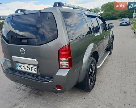 Серый Ниссан Патфайндер, объемом двигателя 2.49 л и пробегом 255 тыс. км за 11000 $, фото 2 на Automoto.ua