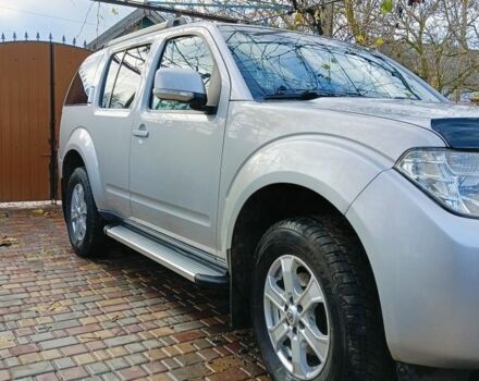 Серый Ниссан Патфайндер, объемом двигателя 2.5 л и пробегом 300 тыс. км за 14000 $, фото 1 на Automoto.ua