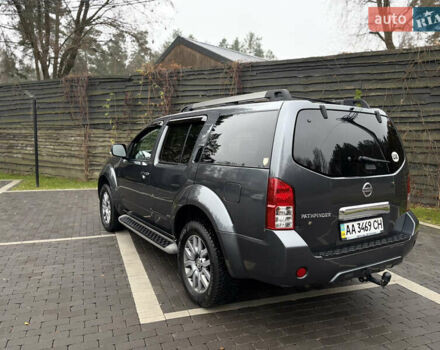Серый Ниссан Патфайндер, объемом двигателя 2.49 л и пробегом 266 тыс. км за 15500 $, фото 4 на Automoto.ua
