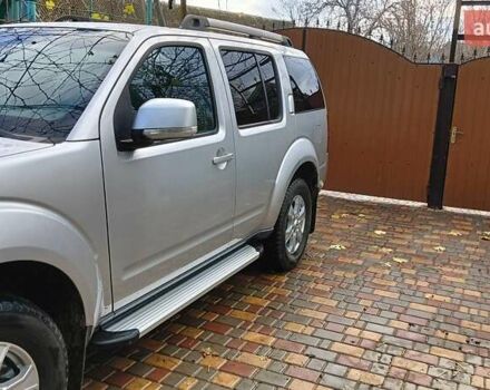 Серый Ниссан Патфайндер, объемом двигателя 2.49 л и пробегом 300 тыс. км за 14000 $, фото 1 на Automoto.ua