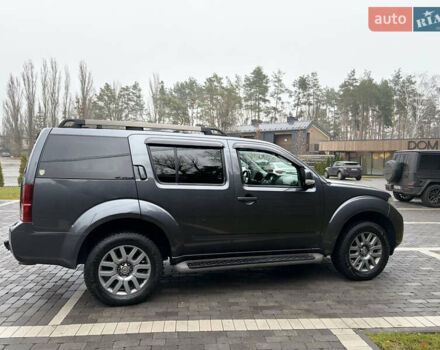 Серый Ниссан Патфайндер, объемом двигателя 2.49 л и пробегом 266 тыс. км за 15500 $, фото 2 на Automoto.ua