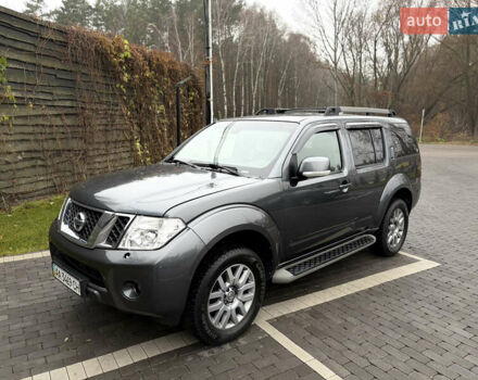 Серый Ниссан Патфайндер, объемом двигателя 2.49 л и пробегом 266 тыс. км за 15500 $, фото 1 на Automoto.ua