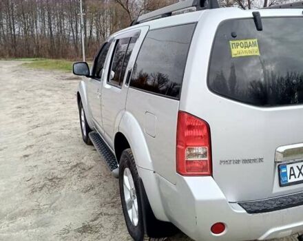 Серый Ниссан Патфайндер, объемом двигателя 2.49 л и пробегом 156 тыс. км за 12500 $, фото 3 на Automoto.ua