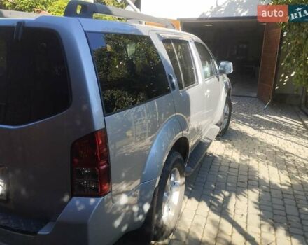 Серый Ниссан Патфайндер, объемом двигателя 2.49 л и пробегом 132 тыс. км за 17500 $, фото 2 на Automoto.ua