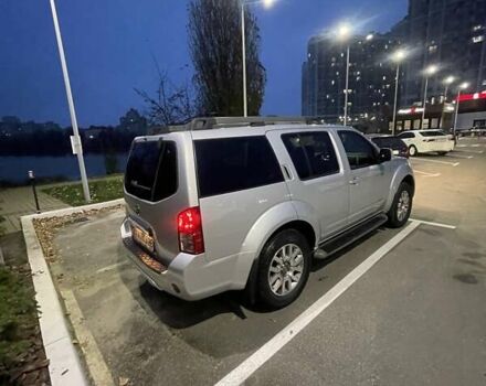 Сірий Ніссан Патфайндер, об'ємом двигуна 2.5 л та пробігом 192 тис. км за 19000 $, фото 3 на Automoto.ua