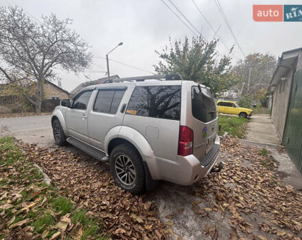 Серый Ниссан Патфайндер, объемом двигателя 2.5 л и пробегом 213 тыс. км за 16500 $, фото 2 на Automoto.ua