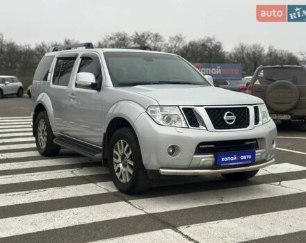 Серый Ниссан Патфайндер, объемом двигателя 2.5 л и пробегом 150 тыс. км за 18000 $, фото 2 на Automoto.ua