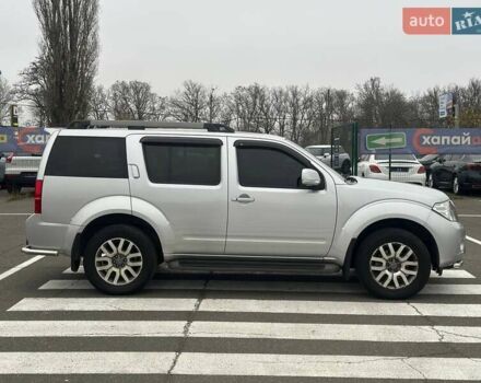 Серый Ниссан Патфайндер, объемом двигателя 2.5 л и пробегом 150 тыс. км за 18000 $, фото 3 на Automoto.ua