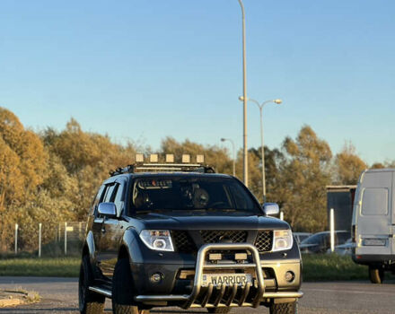 Сірий Ніссан Патфайндер, об'ємом двигуна 2.5 л та пробігом 364 тис. км за 12000 $, фото 1 на Automoto.ua