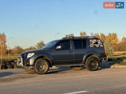 Сірий Ніссан Патфайндер, об'ємом двигуна 2.49 л та пробігом 364 тис. км за 10000 $, фото 1 на Automoto.ua