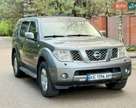 Серый Ниссан Патфайндер, объемом двигателя 4 л и пробегом 245 тыс. км за 8250 $, фото 1 на Automoto.ua