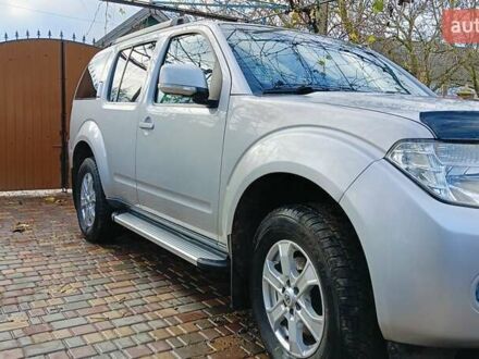 Серый Ниссан Патфайндер, объемом двигателя 2.49 л и пробегом 300 тыс. км за 14000 $, фото 1 на Automoto.ua