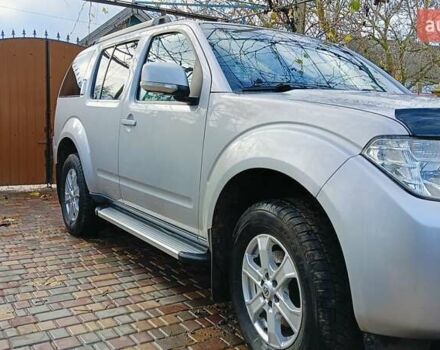 Серый Ниссан Патфайндер, объемом двигателя 2.49 л и пробегом 300 тыс. км за 14000 $, фото 1 на Automoto.ua