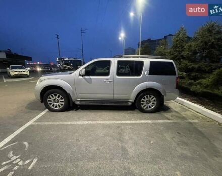 Серый Ниссан Патфайндер, объемом двигателя 2.5 л и пробегом 192 тыс. км за 19000 $, фото 1 на Automoto.ua