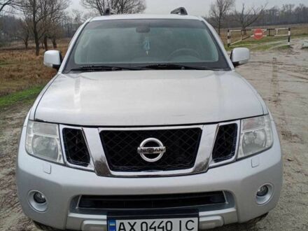 Серый Ниссан Патфайндер, объемом двигателя 2.5 л и пробегом 156 тыс. км за 12500 $, фото 1 на Automoto.ua