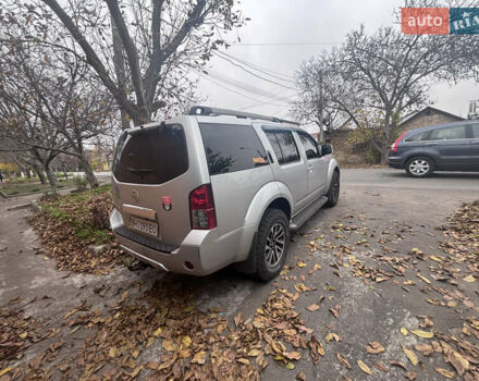Серый Ниссан Патфайндер, объемом двигателя 2.5 л и пробегом 213 тыс. км за 16500 $, фото 1 на Automoto.ua