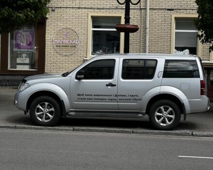 Серый Ниссан Патфайндер, объемом двигателя 2 л и пробегом 200 тыс. км за 18000 $, фото 1 на Automoto.ua