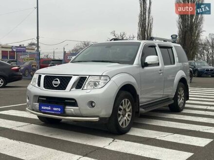 Серый Ниссан Патфайндер, объемом двигателя 2.5 л и пробегом 150 тыс. км за 18000 $, фото 1 на Automoto.ua